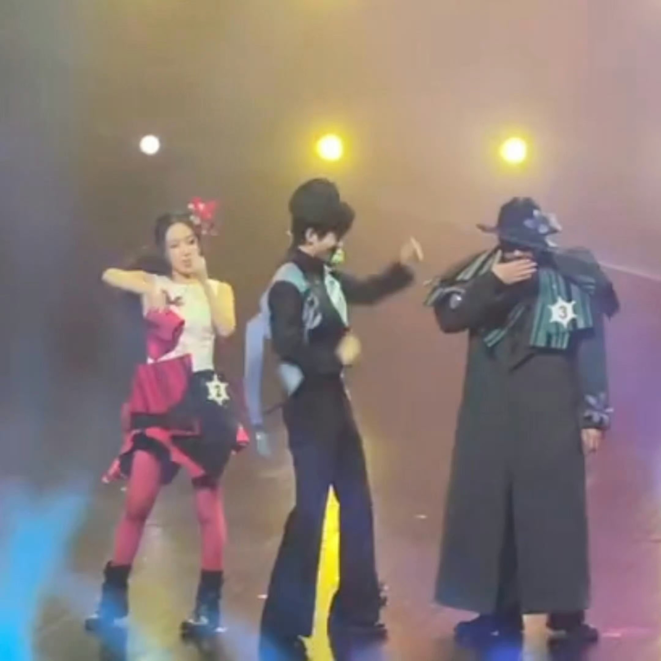 被王俊凯的话剧《趁世界还年青》狠狠拿捏了！首次话剧舞台就一人分饰三角：搭车青年、