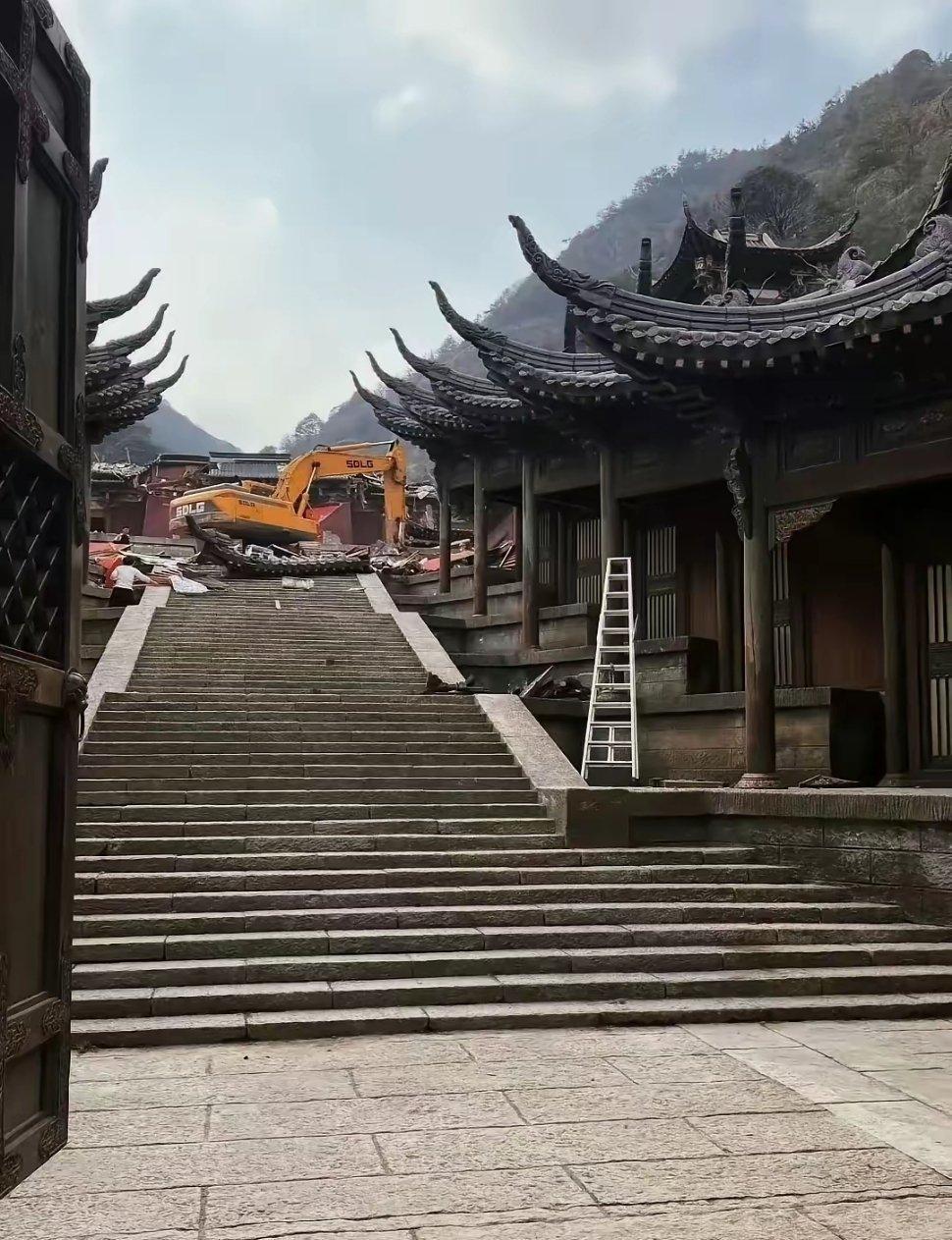 电影杀青后就拆除仿古建筑，挺让人费解。为啥不留给当地发展旅游，多好的资源啊？ 