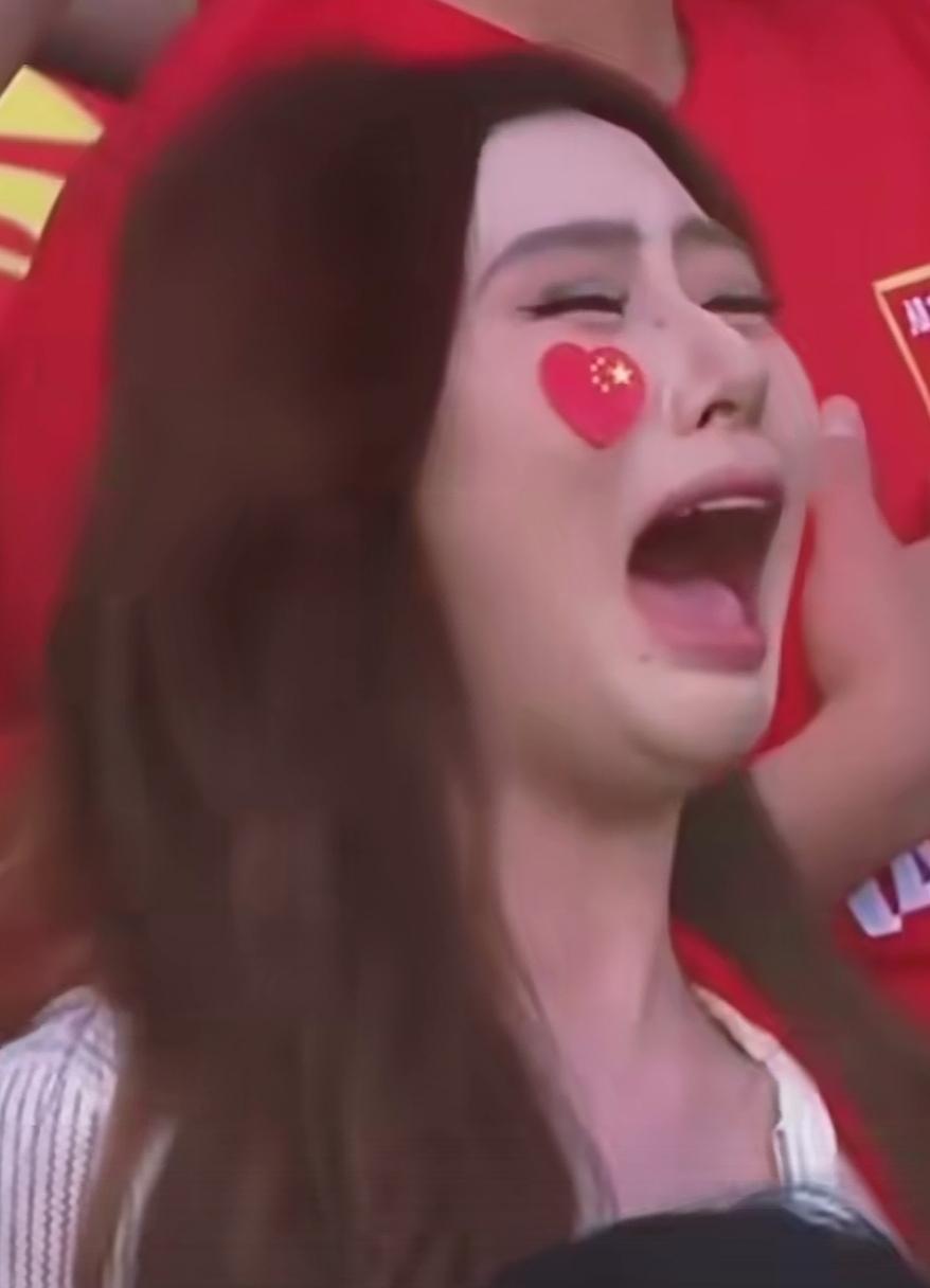 在U23亚洲杯上，中国队击败夺冠热门乌兹别克斯坦队，看台上一名女球迷火了！

她