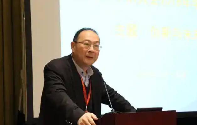 完全同意金灿荣教授的观点，中国没有必要再三要求日本就侵华罪行道歉了，日本道歉不道