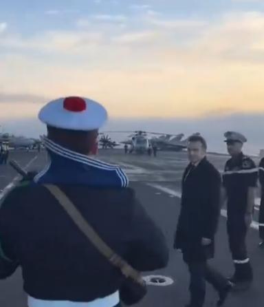 【马克龙抵达法国海军旗舰“戴高乐”号航空母舰进行访问。 法国将领导欧盟的“阿斯皮