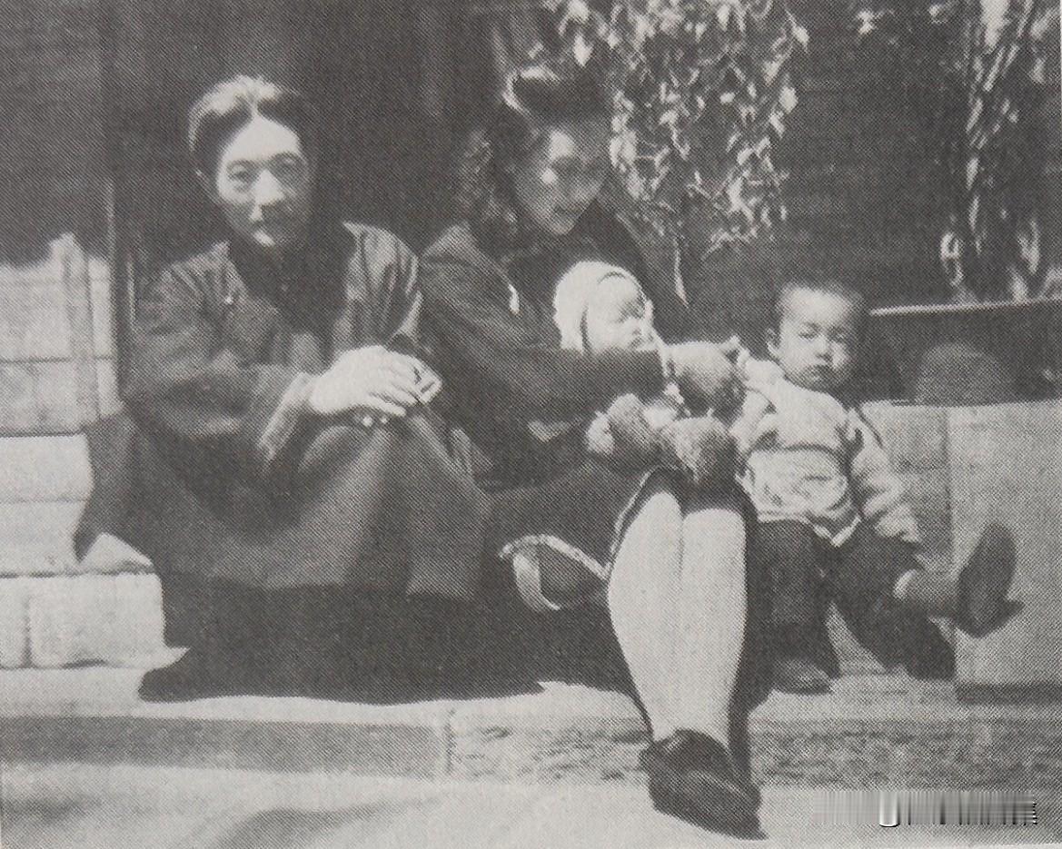 1949年徐悲鸿、廖静文夫妇与儿子徐庆平、女儿徐芳芳在北平家中院子里的合影。徐悲