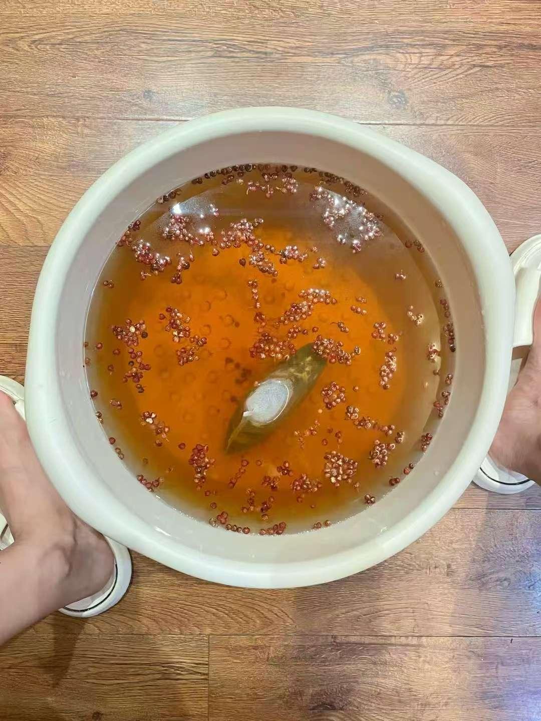 泡脚没用的话，就不会存在寒从脚下起这个说法了
1、大部分水温偏热但不烫脚的，都主