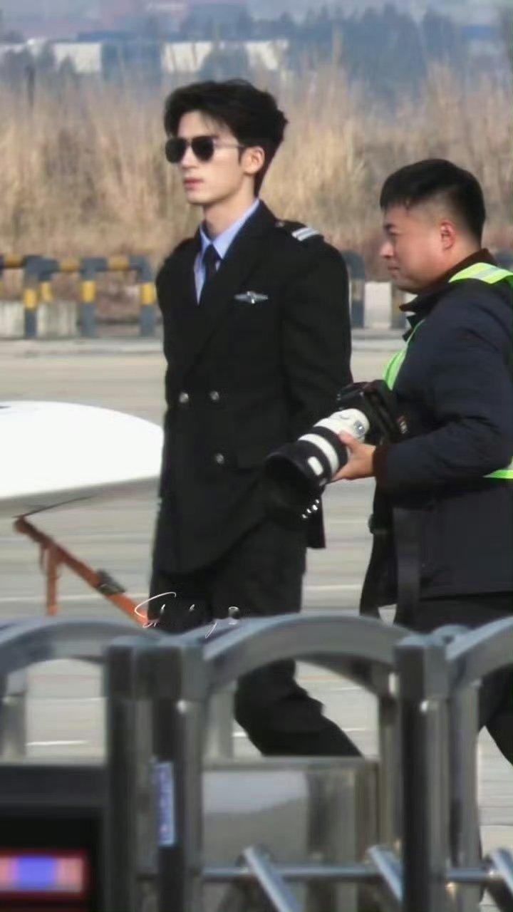 王星越告白机长造型王星越机长制服诱惑  王星越告白机长造型 王星越