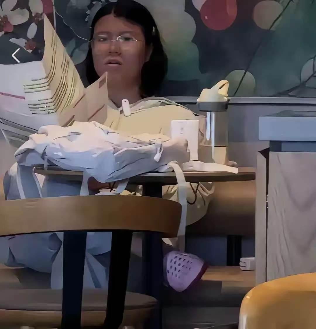 海口星巴克这个女子亲手毁掉了自己的未来！
就凭她不点单占用他人营业场所、在公共场