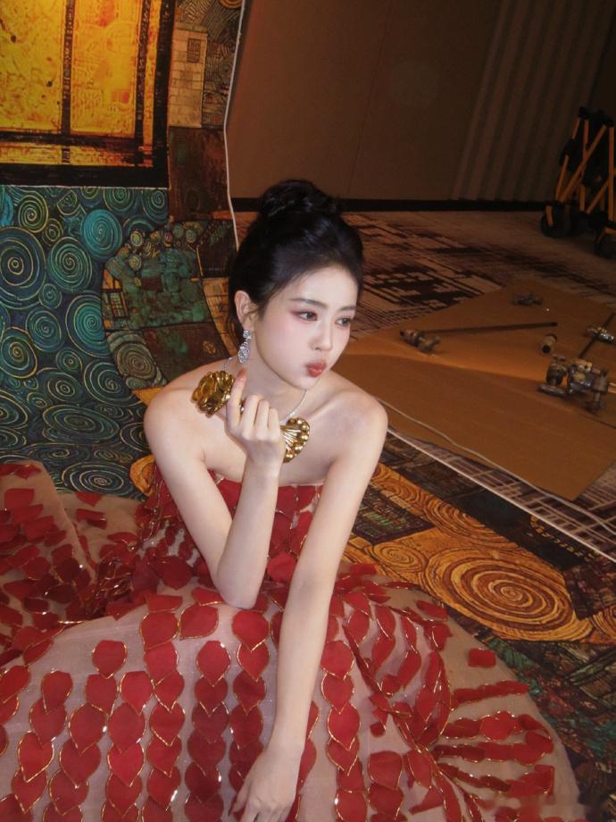 白鹿红色抹胸鳞片公主感帧帧都是名场面 白鹿芭莎红毯直拍美到失语 正红鳞片抹胸礼服