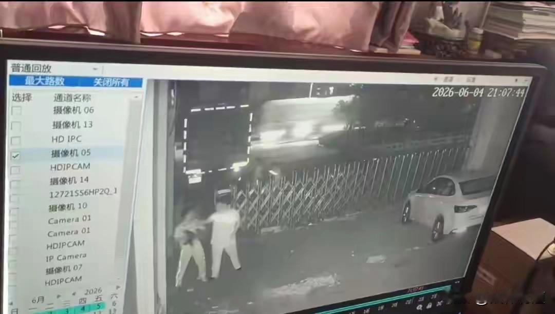 因为两张手绘漫画，初三男生遭多人围殴八分钟，致腰椎两处横突骨折、颈椎寰枢椎半脱位