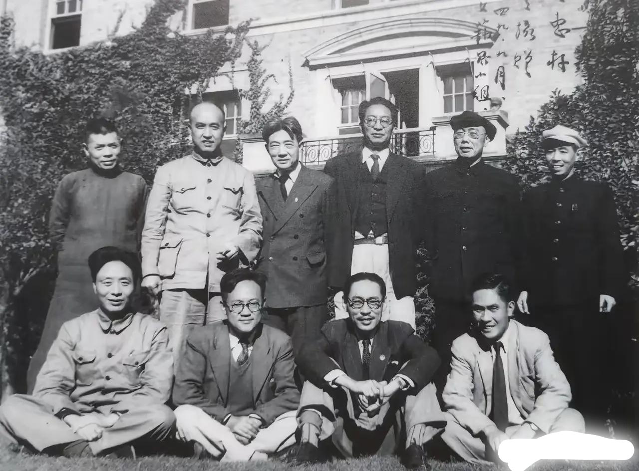新中国的著名文人，前排：艾青、巴金、史冬山、马思聪：后排：曹靖华、胡风、徐悲鸿、