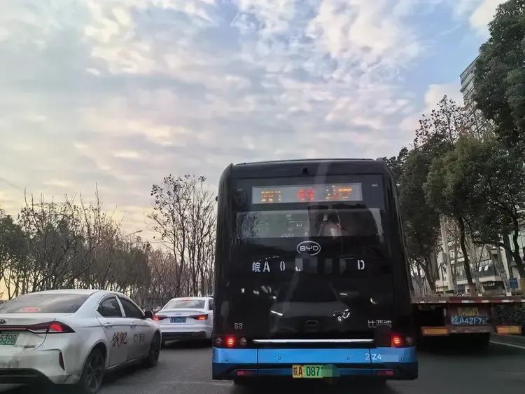 不多见！合肥公交车使用比亚迪！

印象中！合肥这么多年的公交车，用的一直是本土品