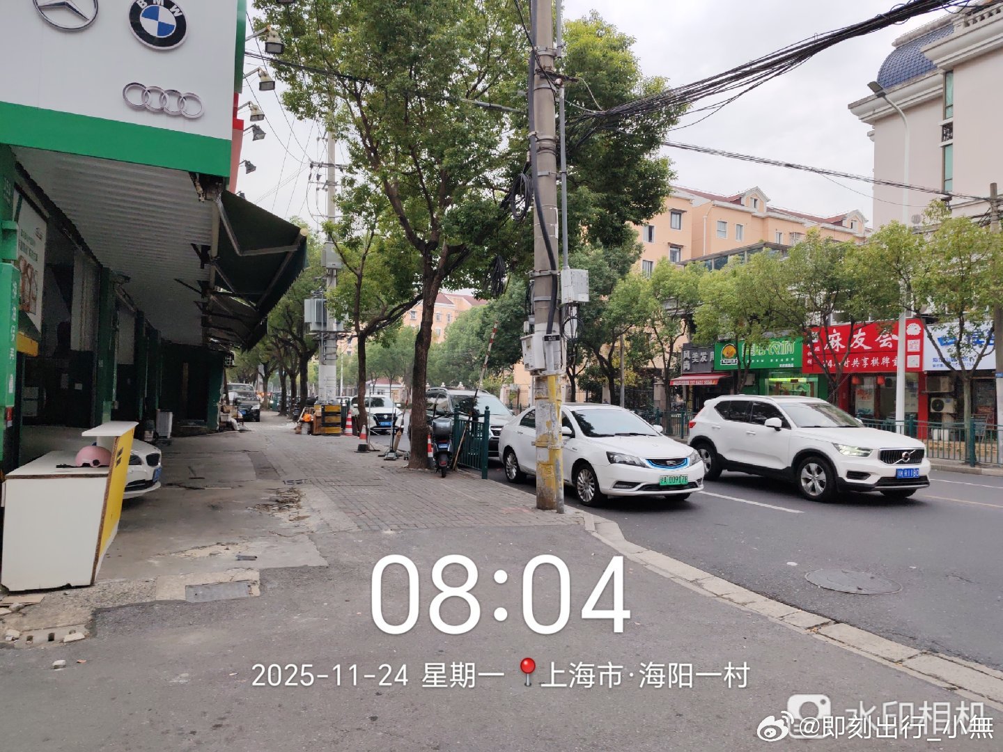 灵岩南路海阳一村边上的杨林汽修不但长期霸占人行道进行修车，洗车，还把待修或修好的