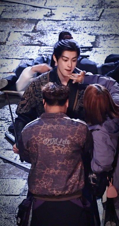 真的好想跟王鹤棣一起工作哈哈哈哈（cr💜网页链接） 