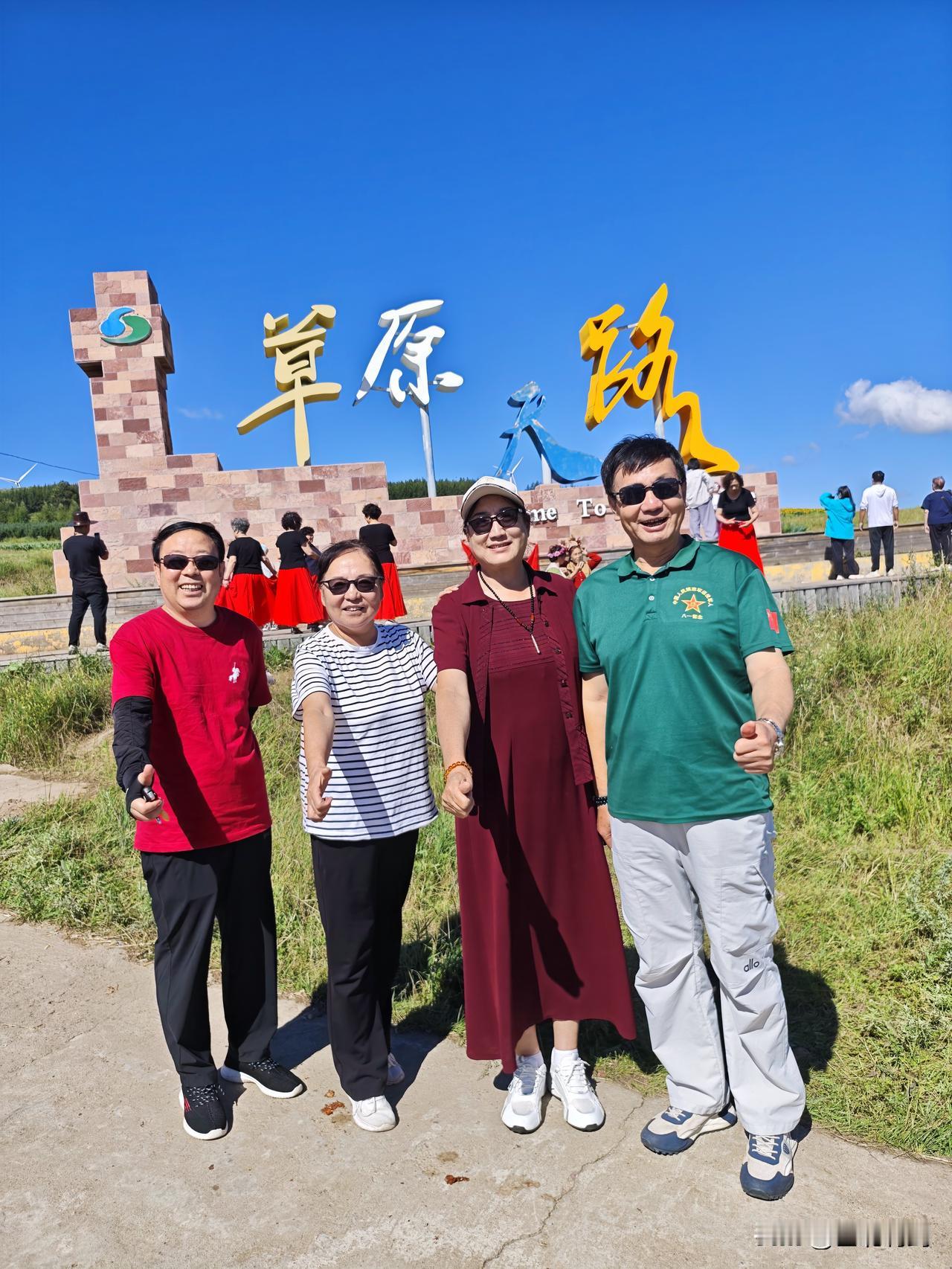 有的游客游张家口草原天路，开车从崇礼方向爬到桦皮岭入口处，就上草原天路往野狐岭方