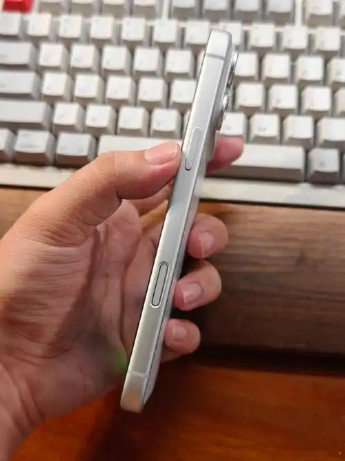 手机拍照实体键是鸡肋吗我觉得手机拍照实体键对于喜欢移动摄影的小伙伴来说，是一件便