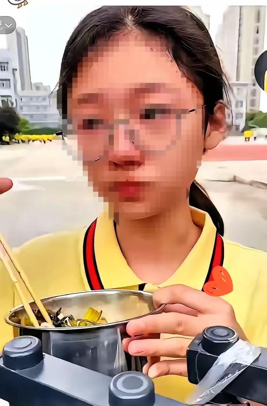 被亲妈丢下那年，她5岁。姑姑挡在门口，只说了一句："她姓陈，我养得活。"8年后，