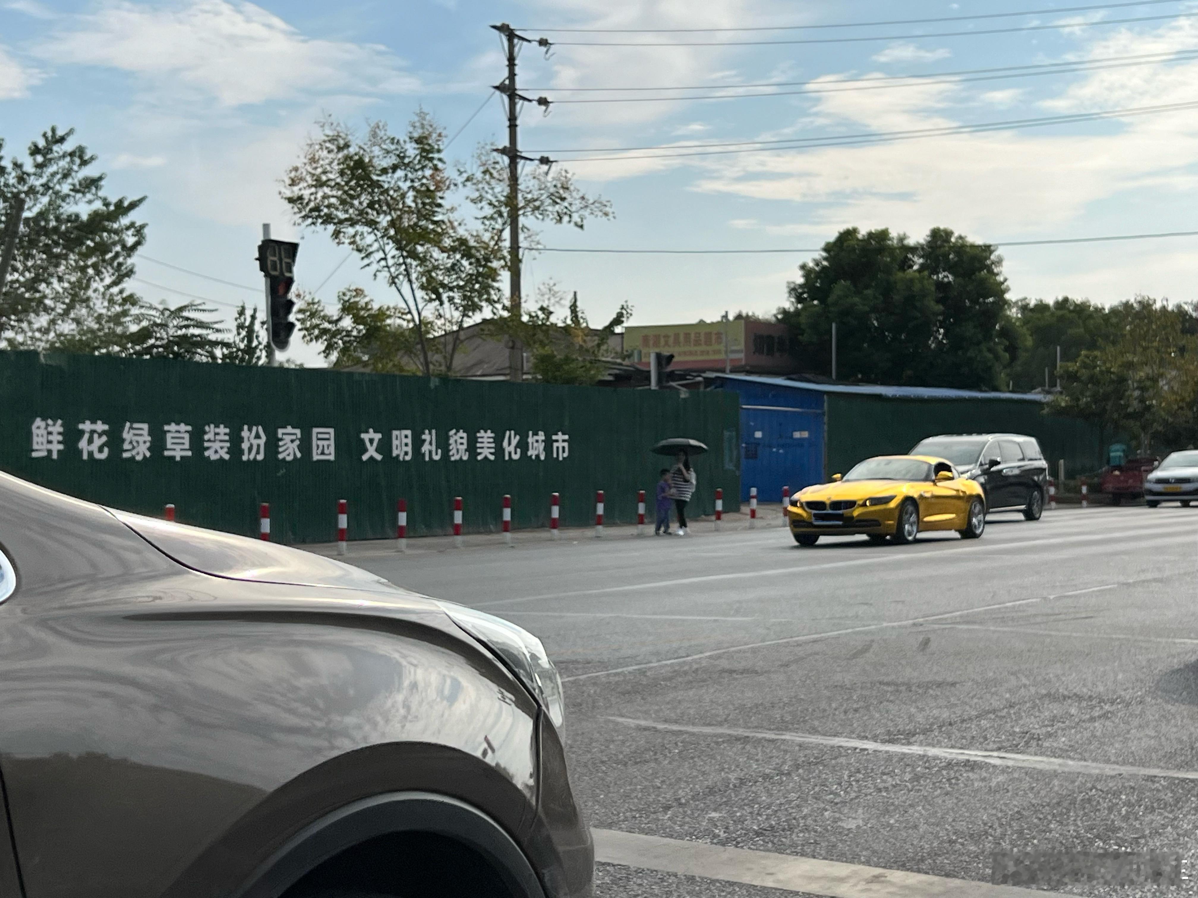 今天偶遇一台宝马Z4说实话，看到这车我就已经在猜想车主的样貌，会不会是光头，纹身