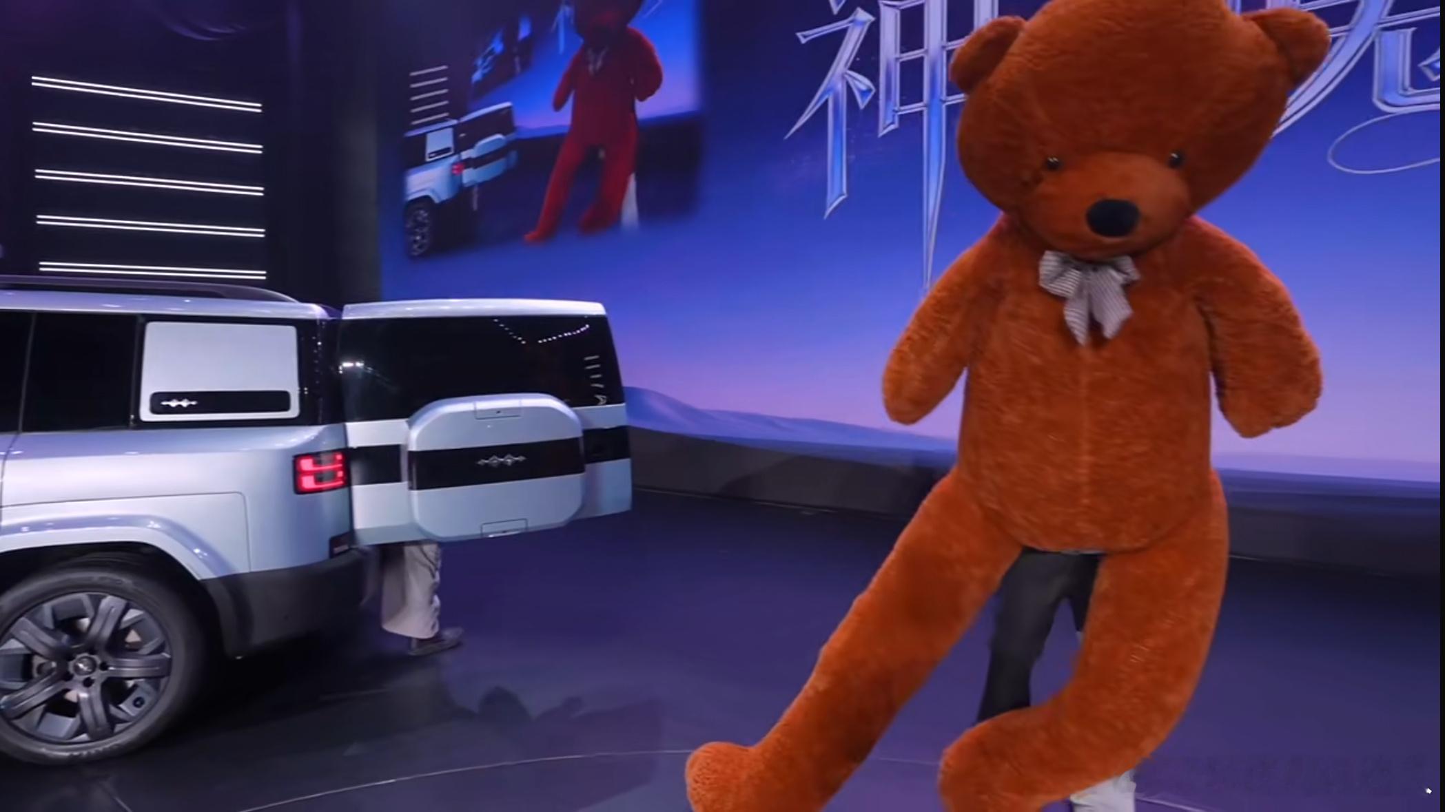 方程豹钛7EV闪充版居然能容纳这么多人？？邓男子这个魔术给我看呆了看着一个一个从