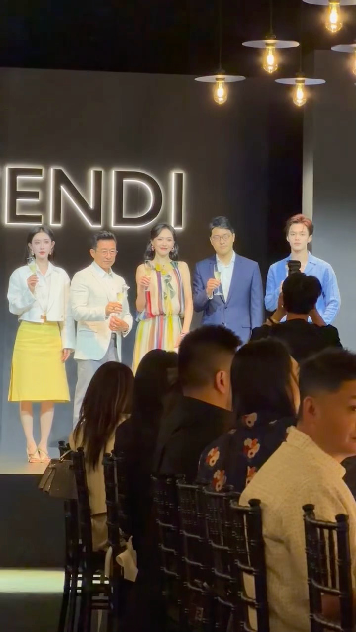 好权威的三张脸唐嫣孟子义何与晚宴合影唐嫣孟子义何与同框合影