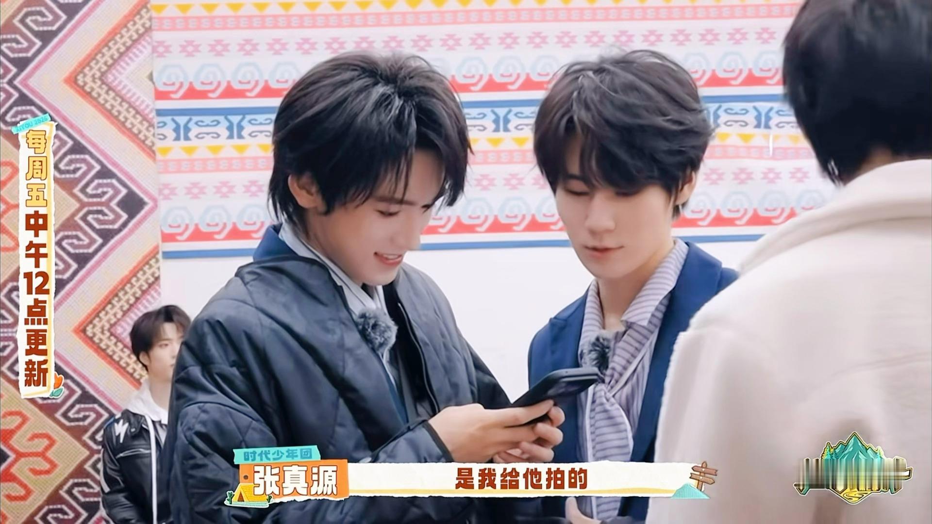 俩人对着手机里满满当当的神图相当得意 巨可爱巨帅的 