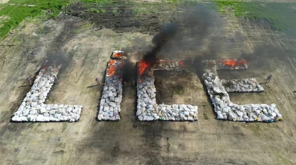 众乐乐 土耳其警方在小镇空地焚烧销毁20吨大麻，导致村民都吸入燃烧的毒烟，有孩童