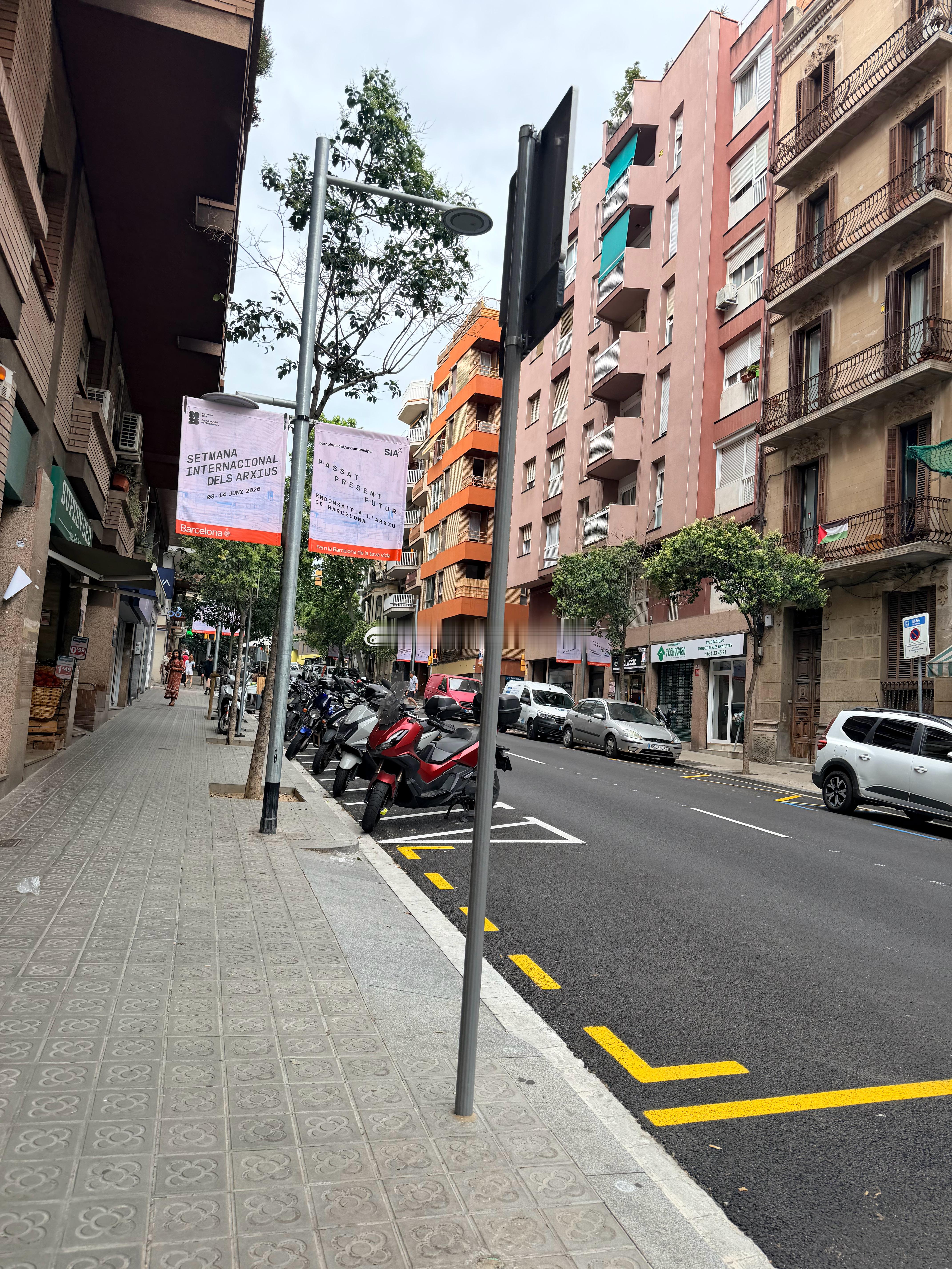 轮到我去接孩子还好太阳不是很大 