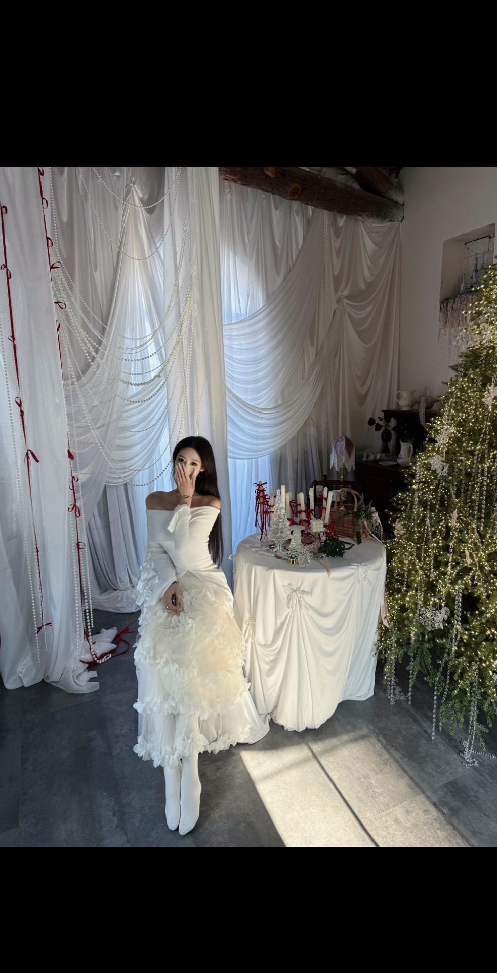 在黑白里温柔地爱彩色，在彩色里朝圣黑白。