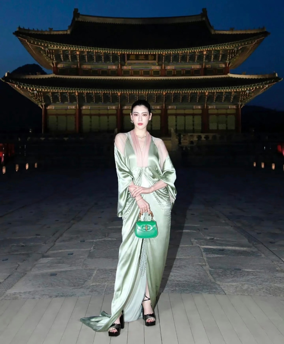 【人像摄影】日本模特、演员三吉彩花。三吉彩花巴黎黑色造型