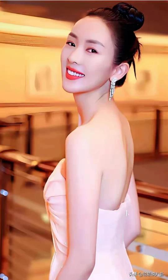 一觉醒来刷头条，
众多条友正在聊。
不禁畅言发议论，
窈窕淑女尽妖娆。