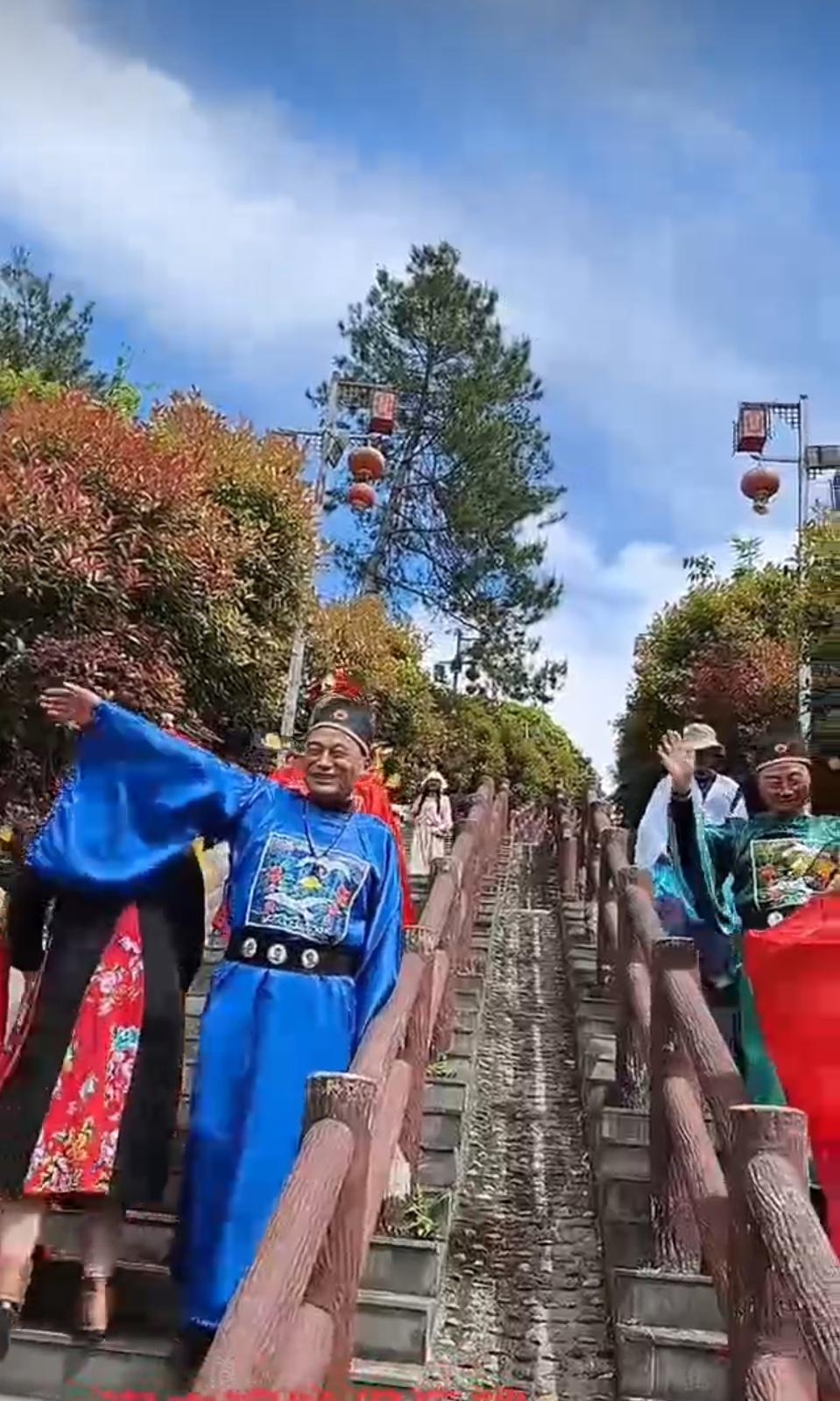 【夏之韵·汉服角色扮演（七）】五一怎么过

汉服角色扮演。
五月三日，受西乡县旅