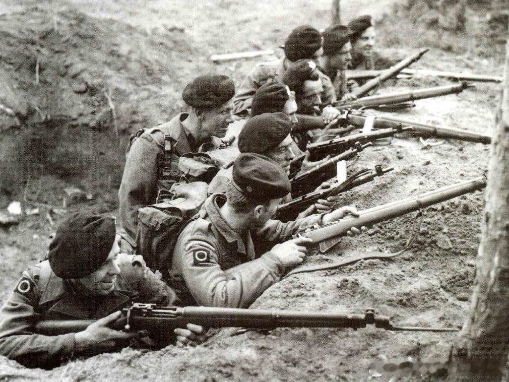 1951年5月9日英军格罗斯特团1营士兵在逃离志愿军包围后占据新的防御阵地军事历