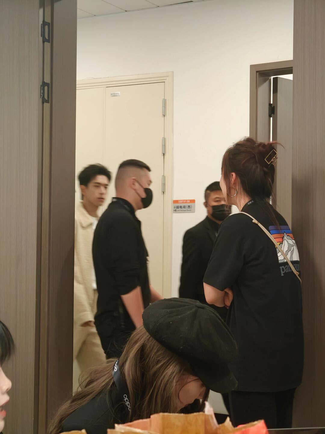 巴掌大的小脸可真帅 ​​​
