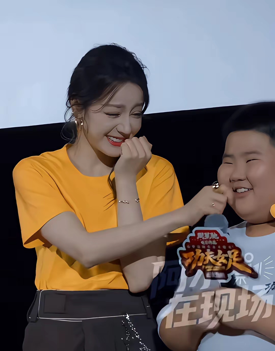 被美女捏脸vs被同性捏脸的三副面孔哈哈哈哈被热巴捏脸我也这样