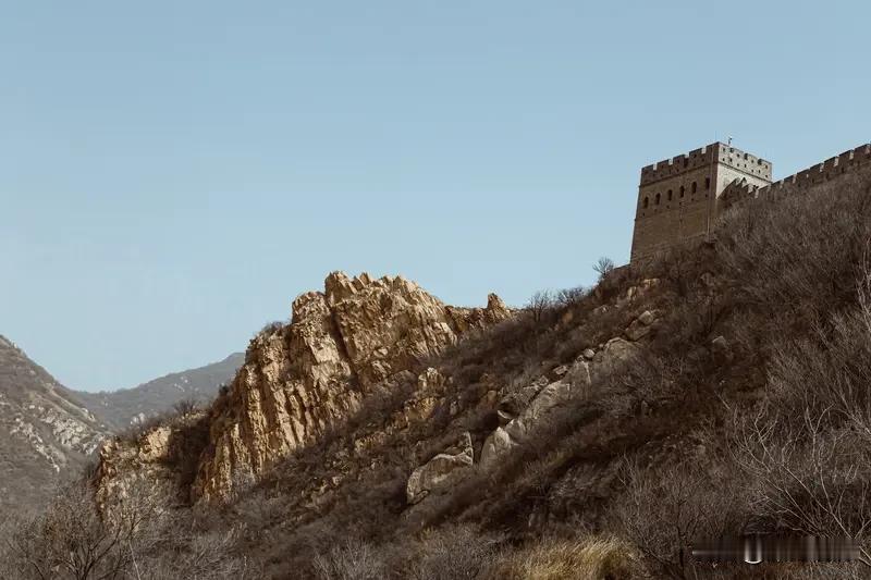 将长城部分淹在水下才出现了这样的景观。
许多年以前， 我们游览水库的时候见到过这