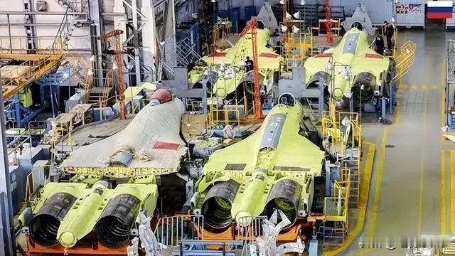 俄军消耗战核心支撑：月产炮弹约58万发，外援仅占国防零头
俄军四年战火淬炼出的“