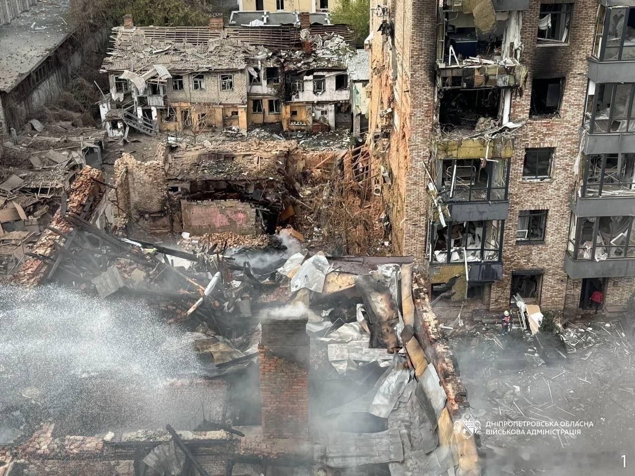 俄罗斯摧毁乌克兰敖德萨民房，致8人死亡、26人受伤。俄罗斯摧毁乌克兰第聂伯河民房