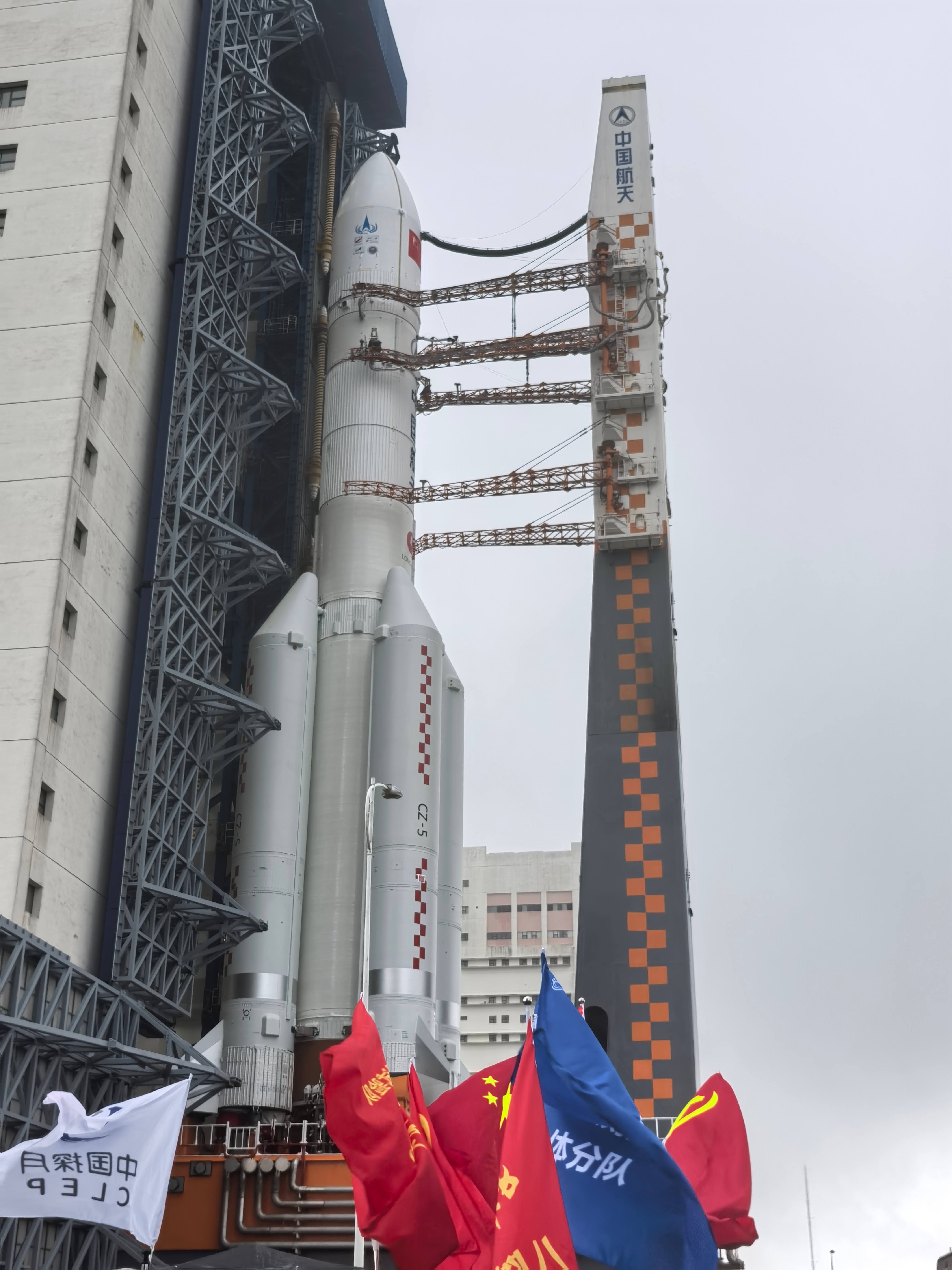 长征五号遥十四运载火箭风雨中转运 