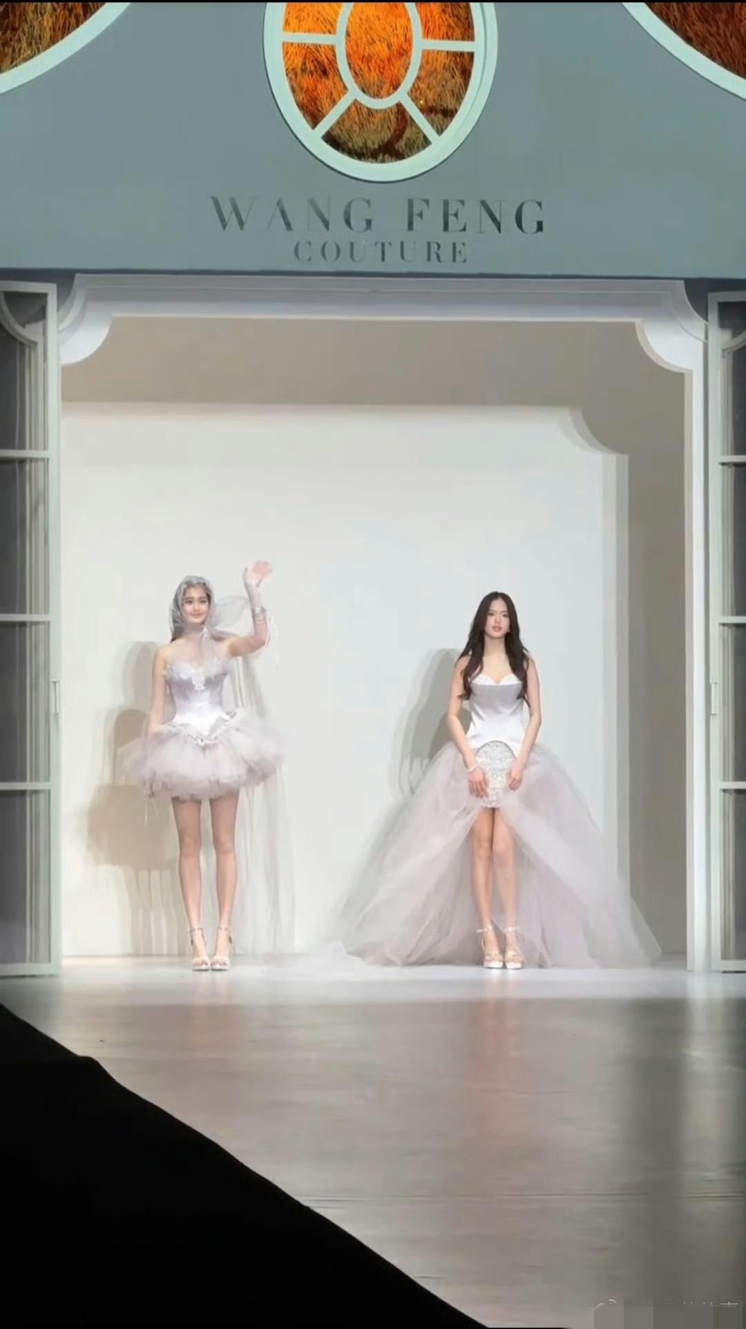 钟丽缇女儿惊艳亮相秀场！颜值与气质双重在线，令人过目难忘。头纱搭配蓬裙的造型，梦