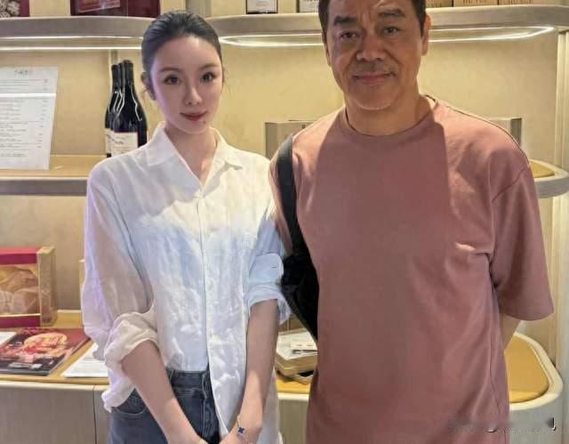 62岁刘青云在香港跑马吃饭被偶遇，他穿着休闲服，背着帆布包