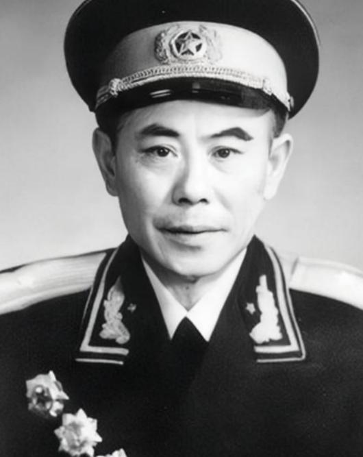 1980年，江苏省军区副司令去上海看病，在一家食堂吃饭。服务员看副司令穿着破衣服