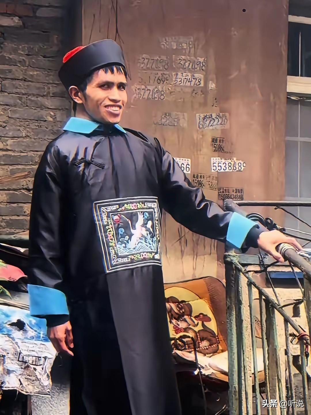 穿上官服都不像官[捂脸]