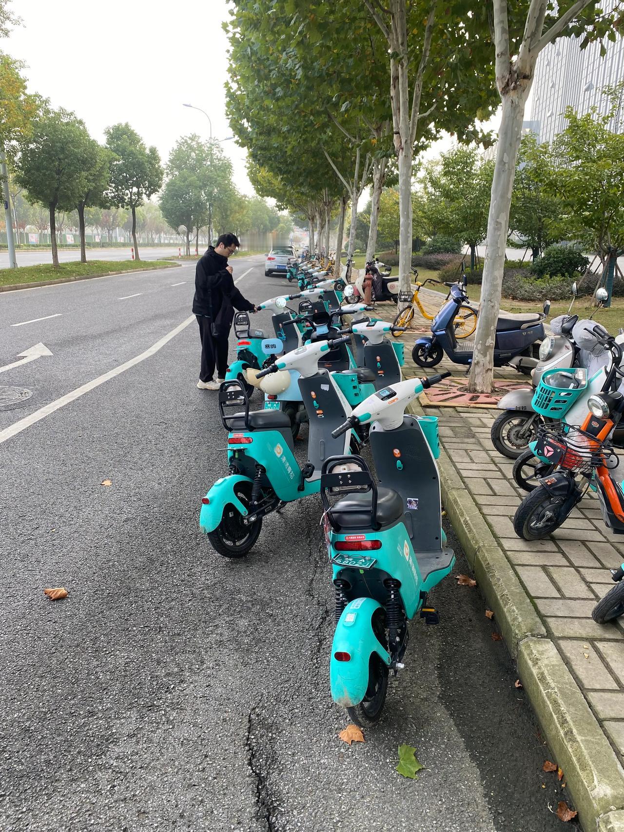 合肥电瓶车到处乱停放很多是骑车人素质差
反正路边就一停，实际附近有很多划线停车点