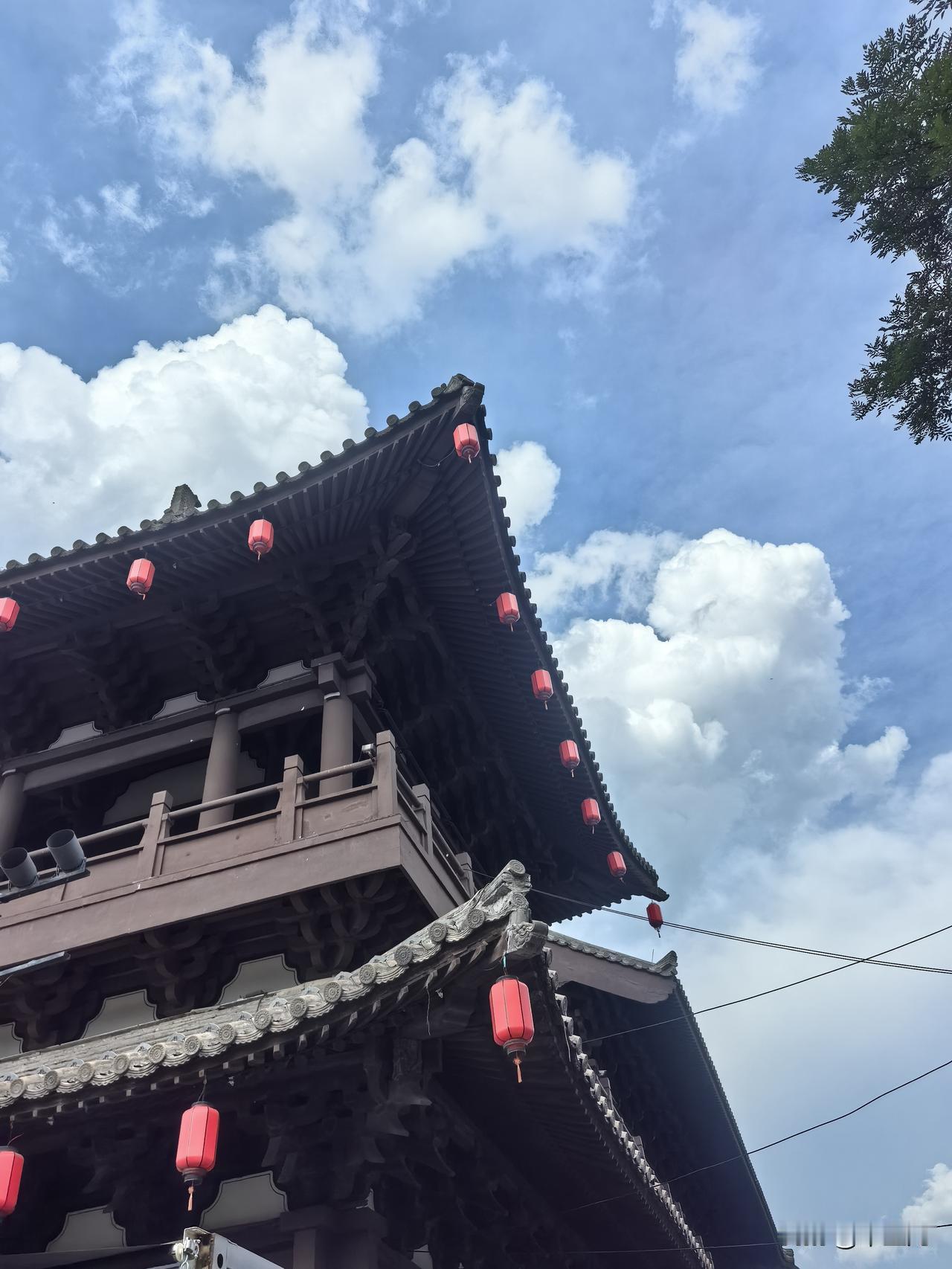 大同南站好搞笑，
通往公交车这边的电梯不开，
人们领着沉重的行李箱走楼梯。
通往