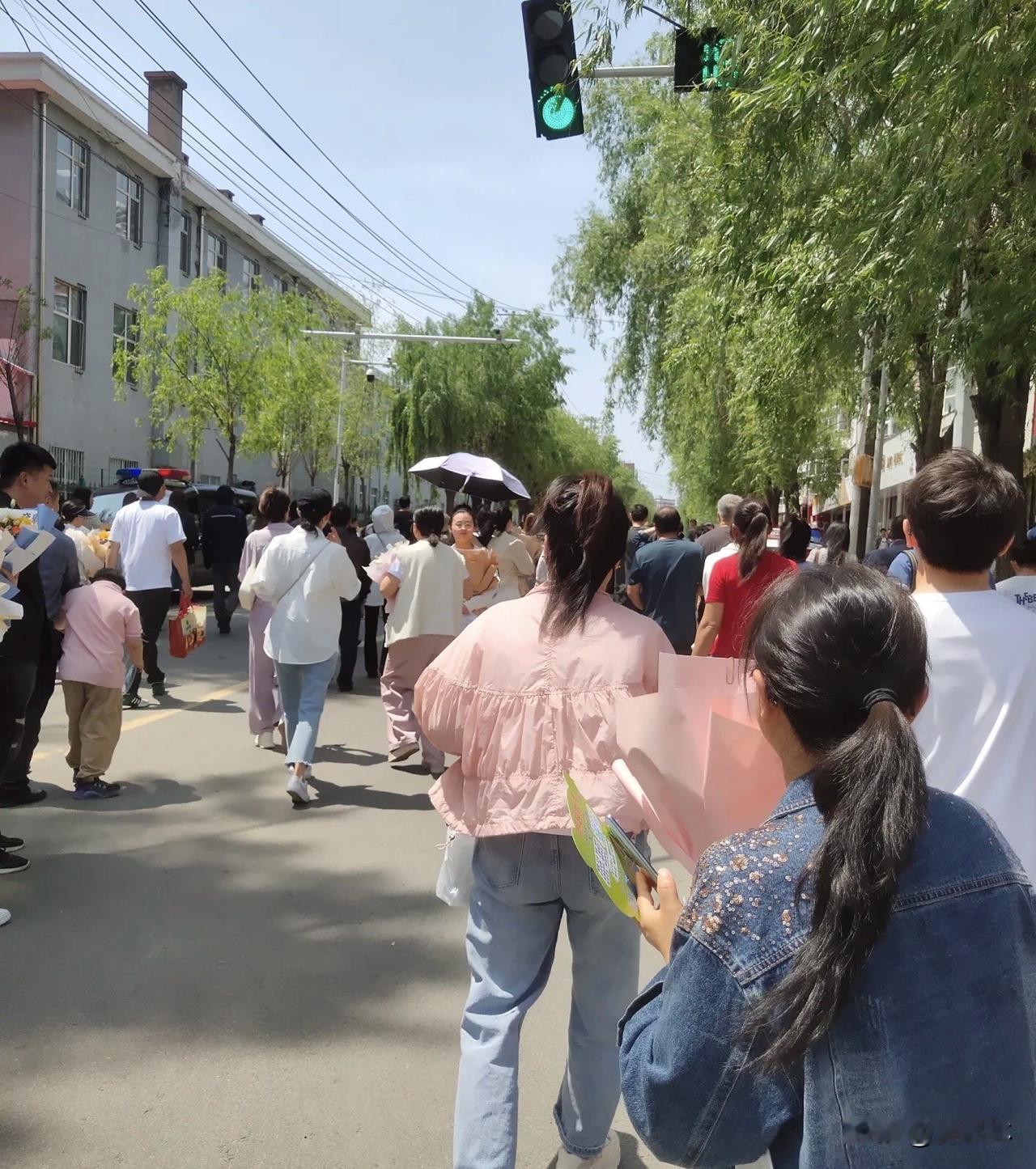 中高考前家长如何帮助孩子调整心态中高考临近，家长别过度紧张焦虑，少唠叨成绩、别反