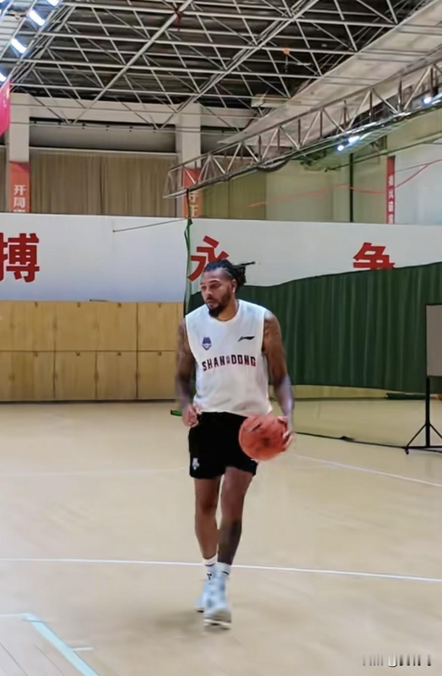 高速男篮外援珀塞尔到队，三外援齐了，新赛季CBA也快来了！接下来就是体测，湖南俱