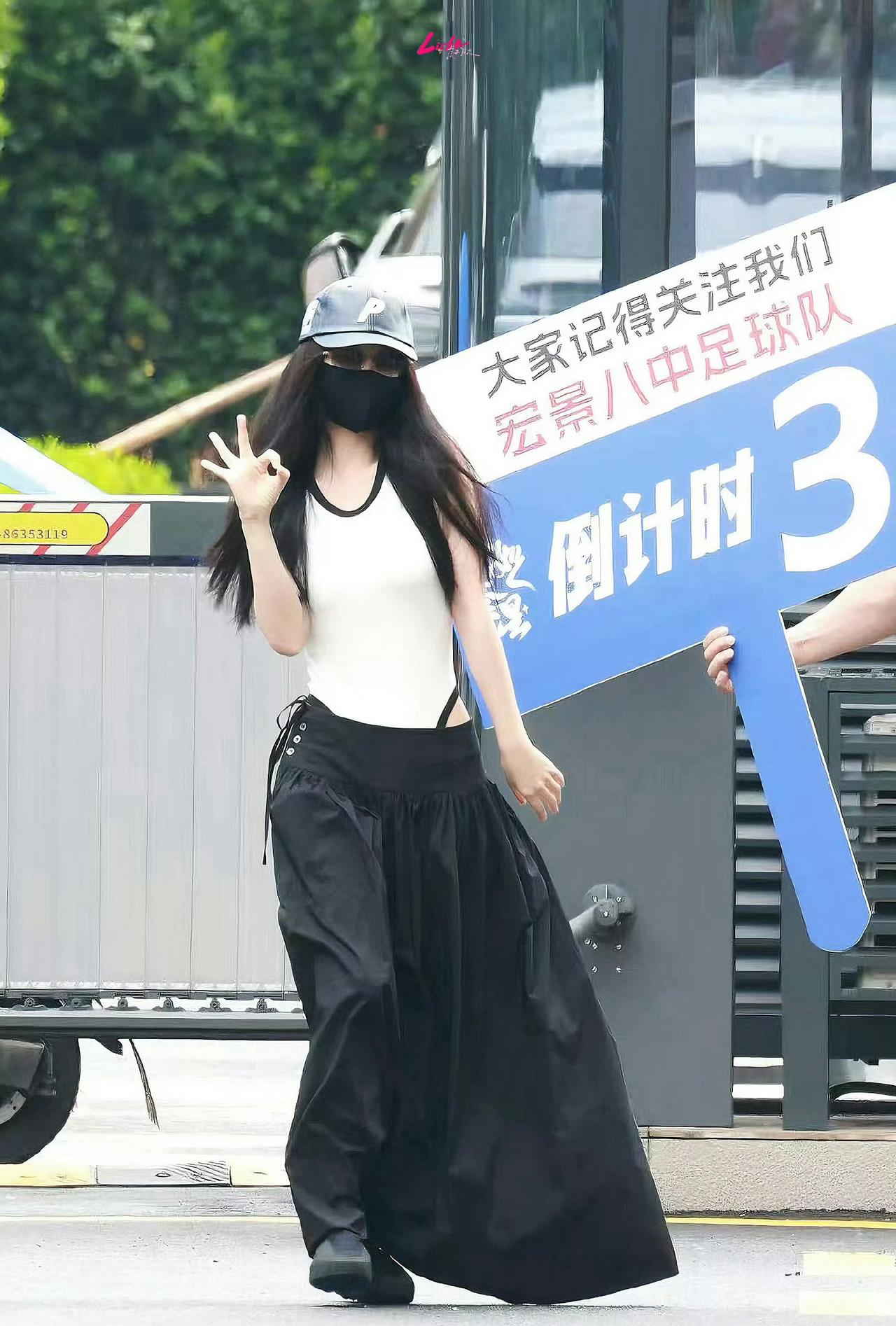 虞书欣这衣品，我愿称之为行走的穿搭模板，普通人穿可能是买家秀，她穿就是时尚大片。