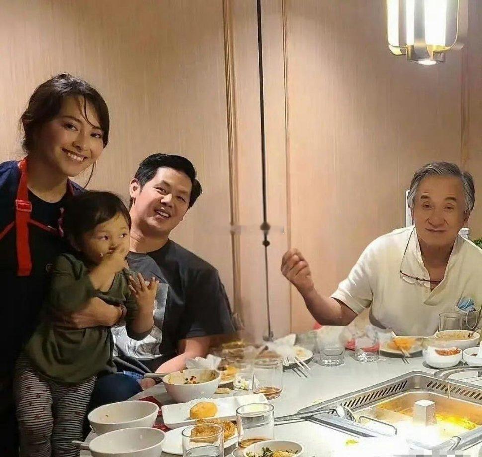 岁月不饶人啊，成龙变的这么老了 ​​​