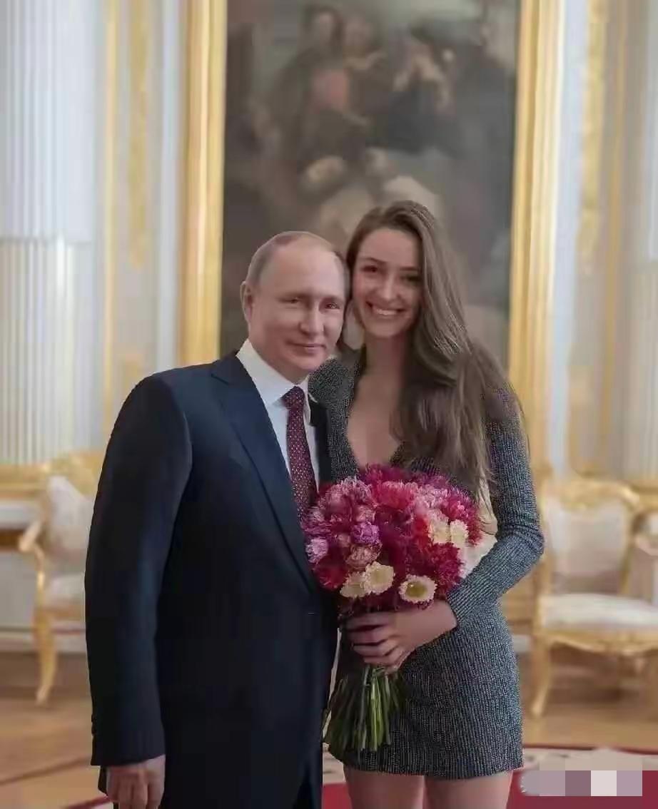 普京的女朋友确实很漂亮，普京65岁了吧。