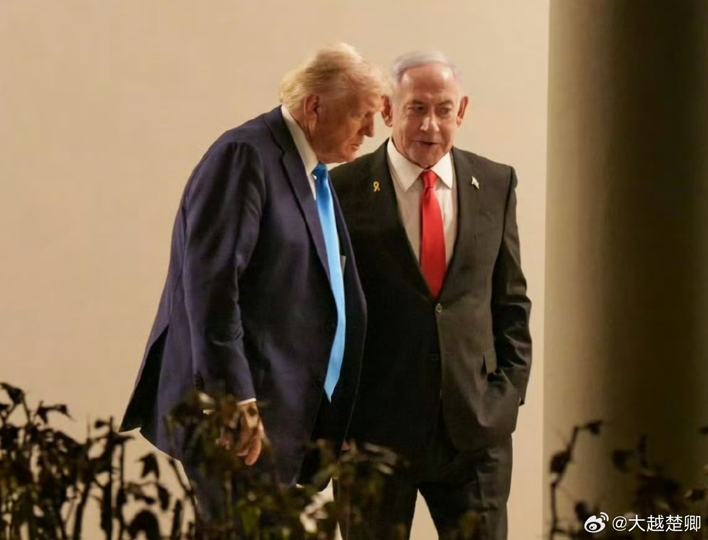 英媒锐评美伊战争时揣测说，特朗普可能是被内坦忽悠下场的。以色列想打伊朗想疯了，而