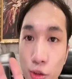 韩佩泉近期在直播中首次正面回应与辛选解约风波，语出惊人连爆猛料。

提及签约机构