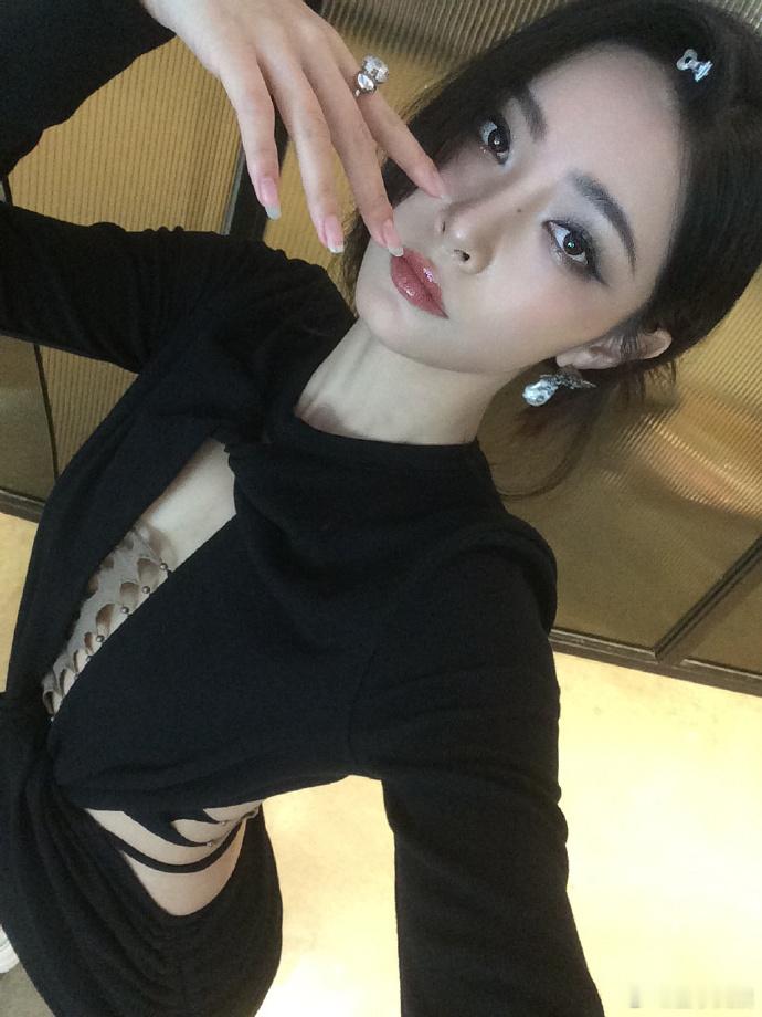 #许佳琪AI腰臀比例##许佳琪露背S感# 许佳琪的露背S感因AI腰臀比例而更加出