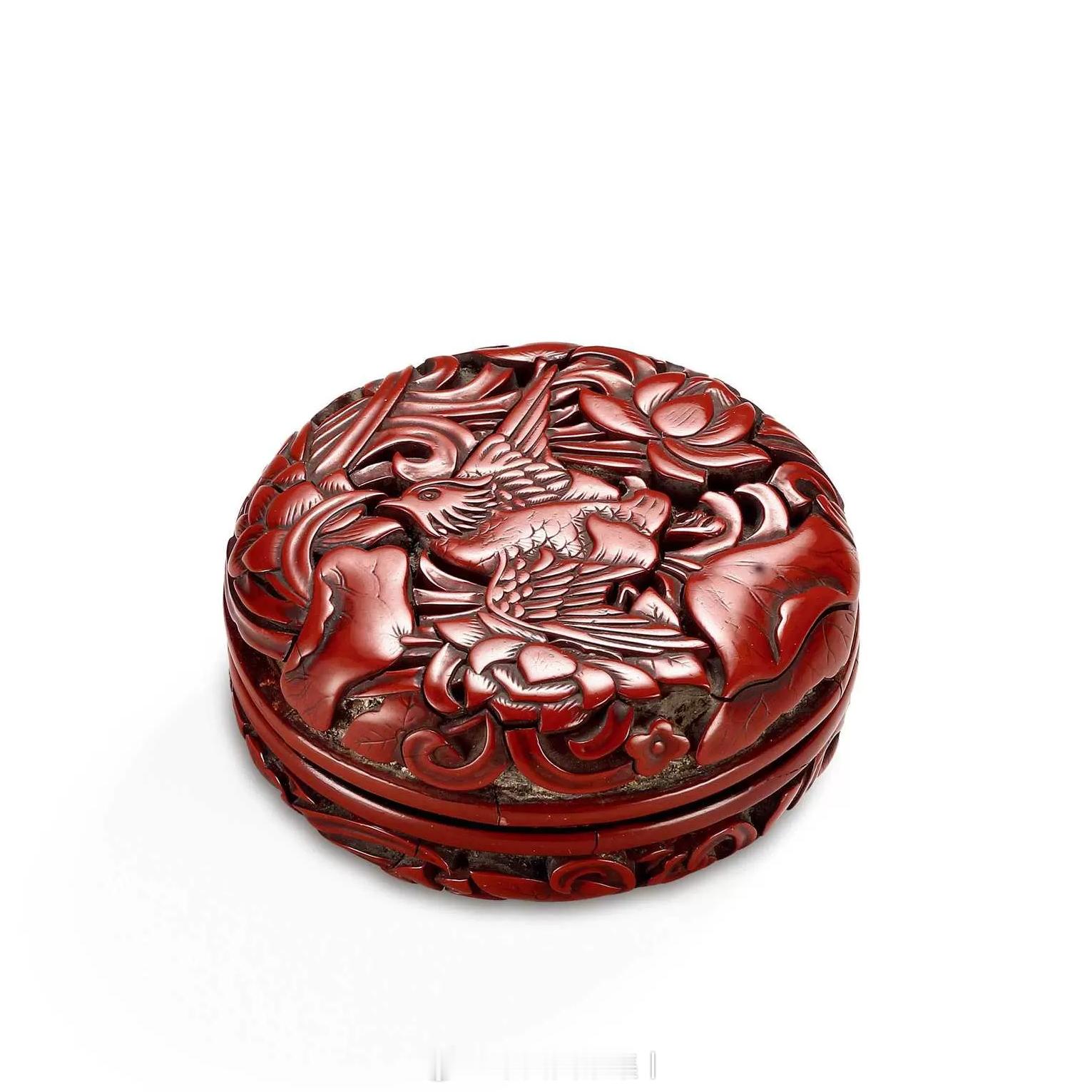 髹饰录 | 明早期 剔红荷花鸳鸯图香盒日本藏家旧藏，盒呈扁圆形，子母口，盒内髹黑